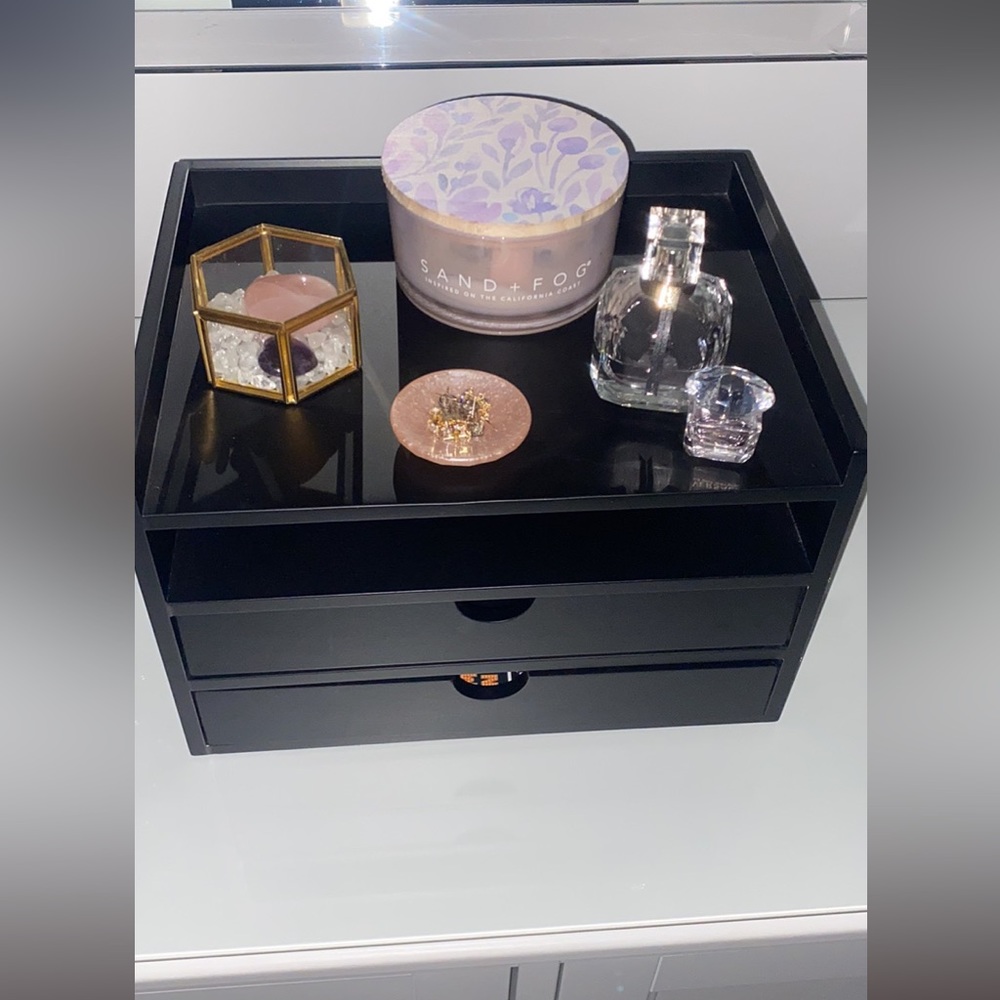 spacious black jewerly box